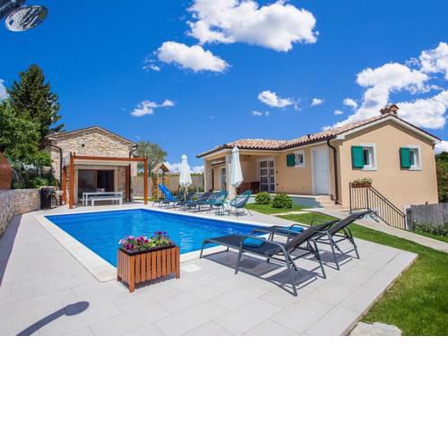 Luxurious Villa with Swimming Pool and Jacuzzi in zminj