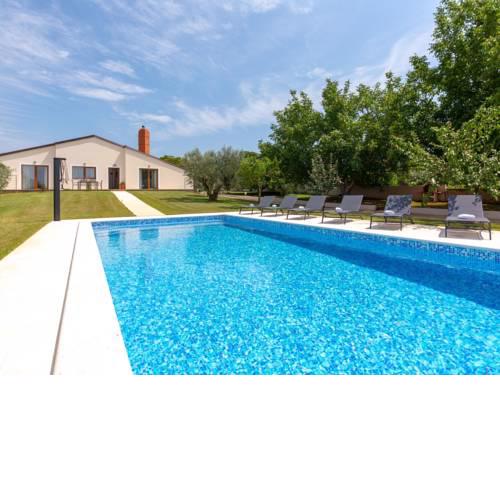 Comfortable Villa with Private Pool in Fazana