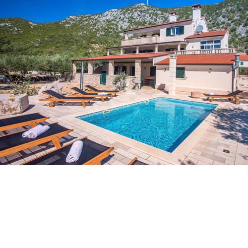 Villa My Stone private 24m2 pool, gym, billiards, 5 bedrooms, max 12 person