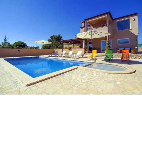 Villa with sea view close to the beach