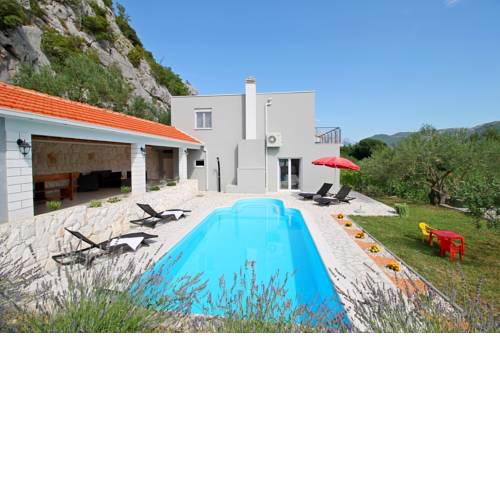 Villa Pasika with private 31m2 pool, summer kitchen with BBQ, 4 bedrooms