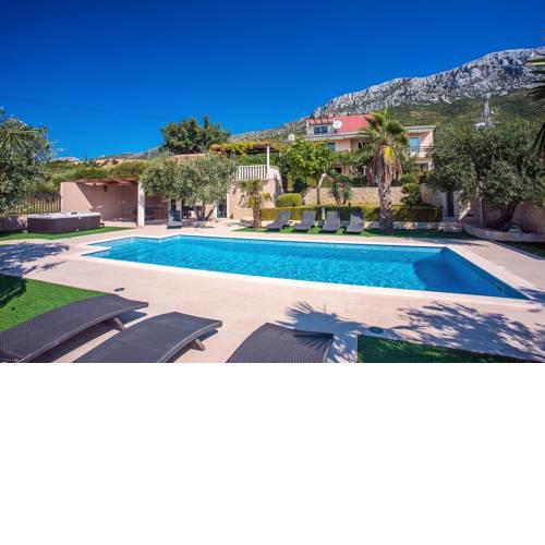 Villa Paula with 7 bedrooms, heated 36sqm private pool, Jacuzzi, Gym and sea views