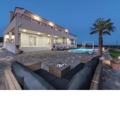 Luxurious Villa in Debeljak with Swimming Pool
