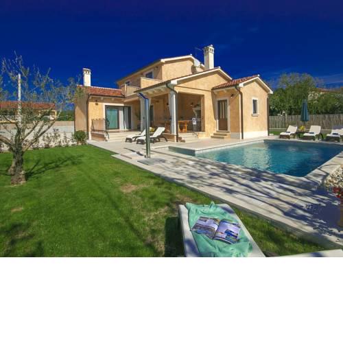 Luxurious Villa with Swimming Pool and Sun Loungers in Vrsar