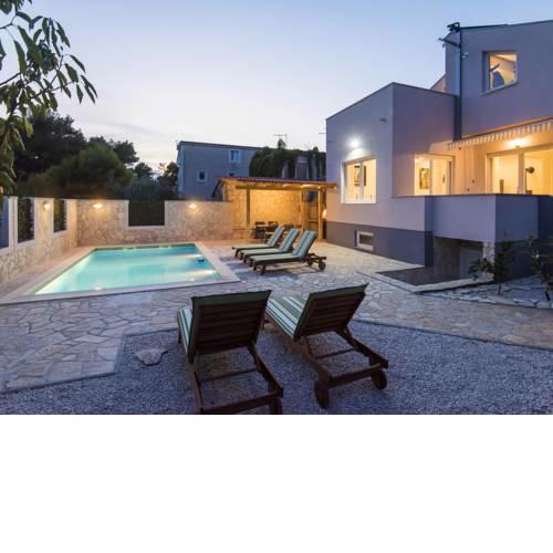 Charming Villa in Zadar with Private Swimming Pool