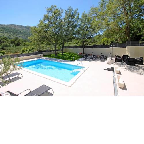 VILLA SKURA private heated pool 32m2, summer kitchen, 4 bedrooms, garden