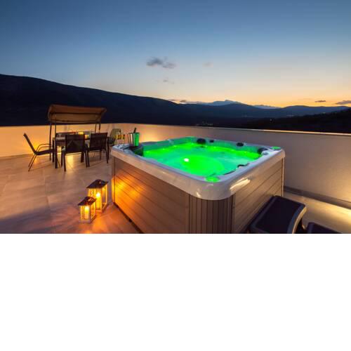 VILLA STARS HILL with HEATED POOL & JACUZZI