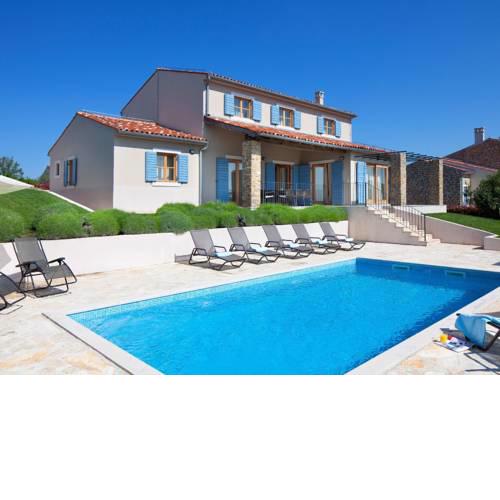 Detatched Villa in Baredine with Pool