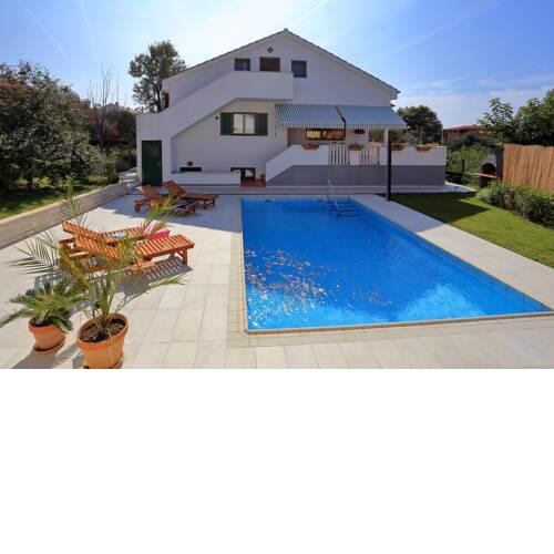 Villa with pool Beatrix