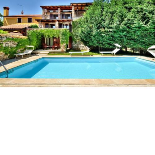 Villa with private pool, 6-8 people, free WiFi, parking