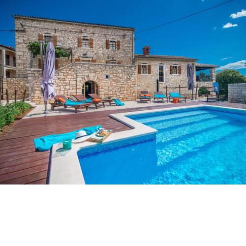 Gorgeous Holiday Home with Pool in zminj