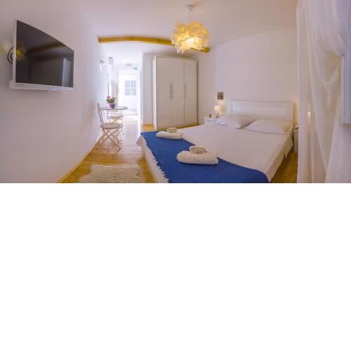 Vitamin SEA Room in Vis town