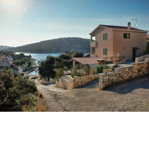 Waterfront house with jacuzzi