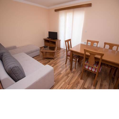 Welcoming Apartment in Podstrana with Garden