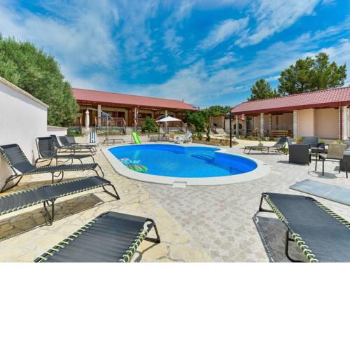 Xxl Holiday House Ana With Pool For 20 People