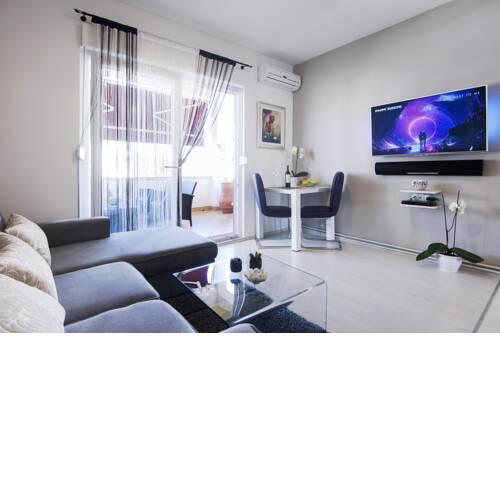 Zadar Apartment with Loggia and Parking