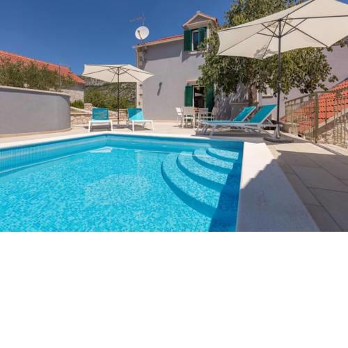 Zupa Villa Sleeps 8 Pool Air Con WiFi